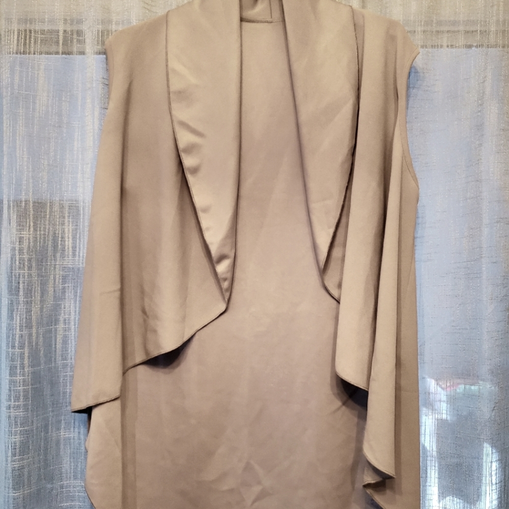 NWOT light gray sleeveless high low vest